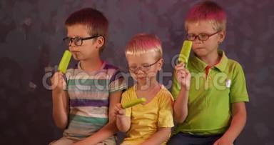 有趣的孩子兄弟戴眼镜吃绿色开心果冰淇淋的棍子。 <strong>儿童</strong>为视障<strong>儿童</strong>上学。